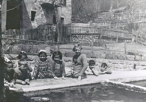 Miei coetanei e amici alla fontana del paese negli anni Cinquanta